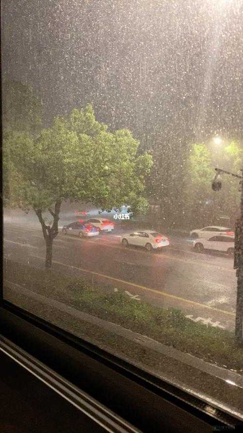 外回り中に突然の大雨一雨宿：雨中的意外停歇